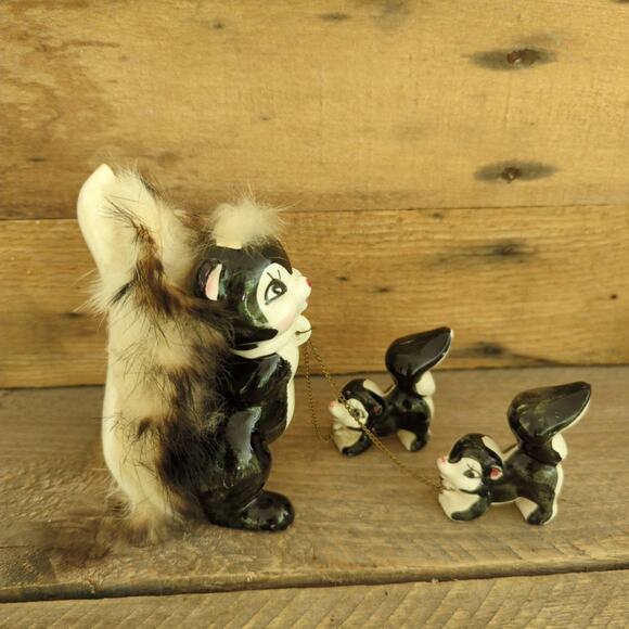 Vtg 1950s Kitschy Anthropomorphic Chained Skunk Family Mom with Fur and Babies - Picture 2 of 10